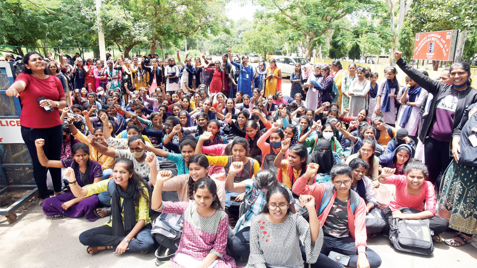 Maharani’s students demand evacuation of College Canteen