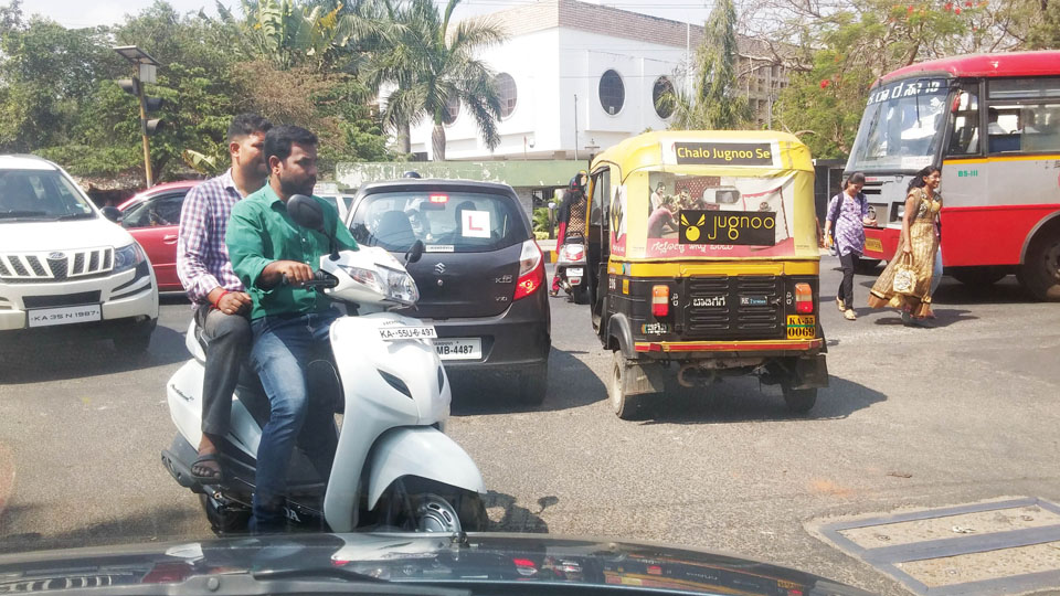 Install traffic signal lights on Gokulam – Hunsur road