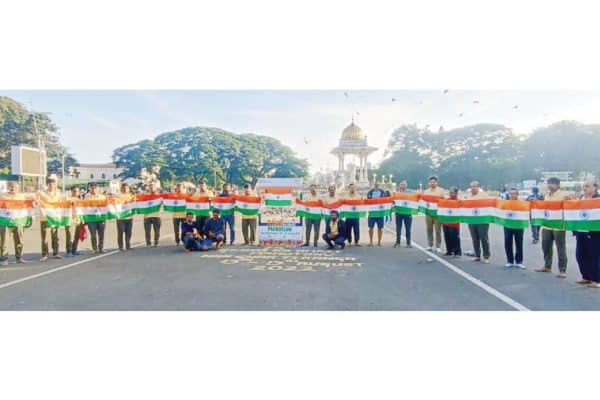 Flags distributed to public at ‘Kabutar Daan’ venue