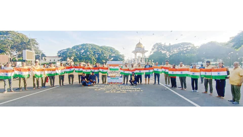 Flags distributed to public at ‘Kabutar Daan’ venue