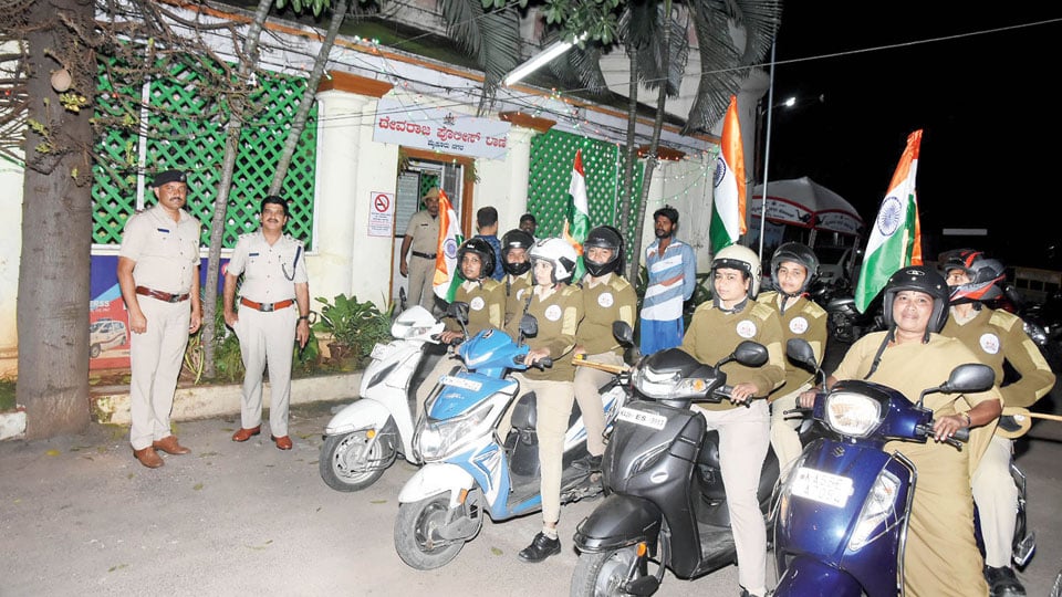 Women Police personnel conduct night beat in city