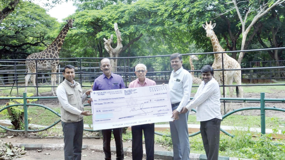 Suttur Mutt donates Rs.1 lakh to Mysuru Zoo