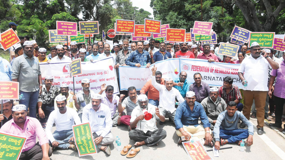 Retail Cigarette Sellers Protest Opposing Move To Introduce Licence System Star Of Mysore 