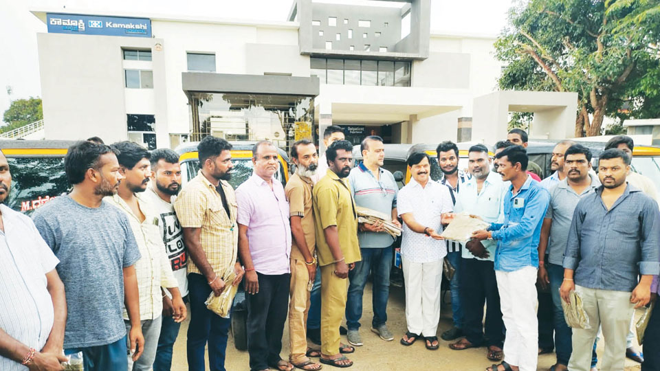 Kamakshi Hospital distributes uniforms to auto drivers