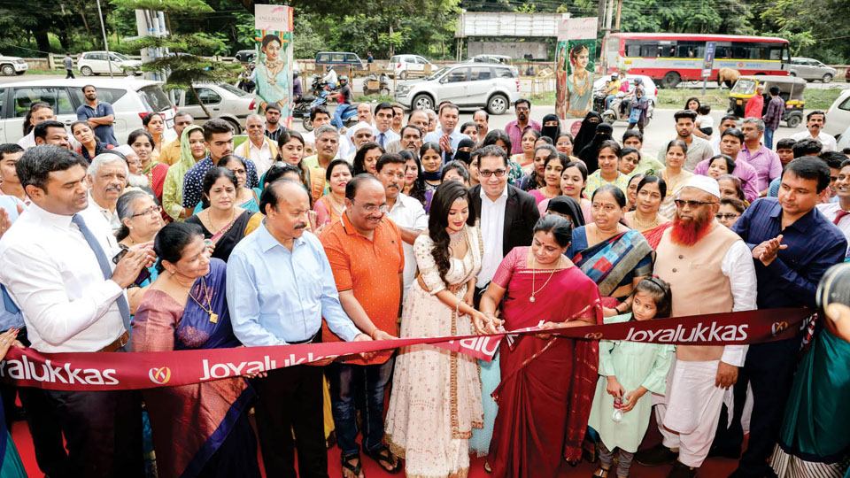 Renovated Joyalukkas showroom inaugurated on B.N. Road in city
