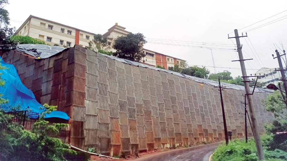 Substandard construction of Kodagu DC Office retaining wall: Lokayukta issues notice to PWD officials to appear for inquiry on Sept. 20