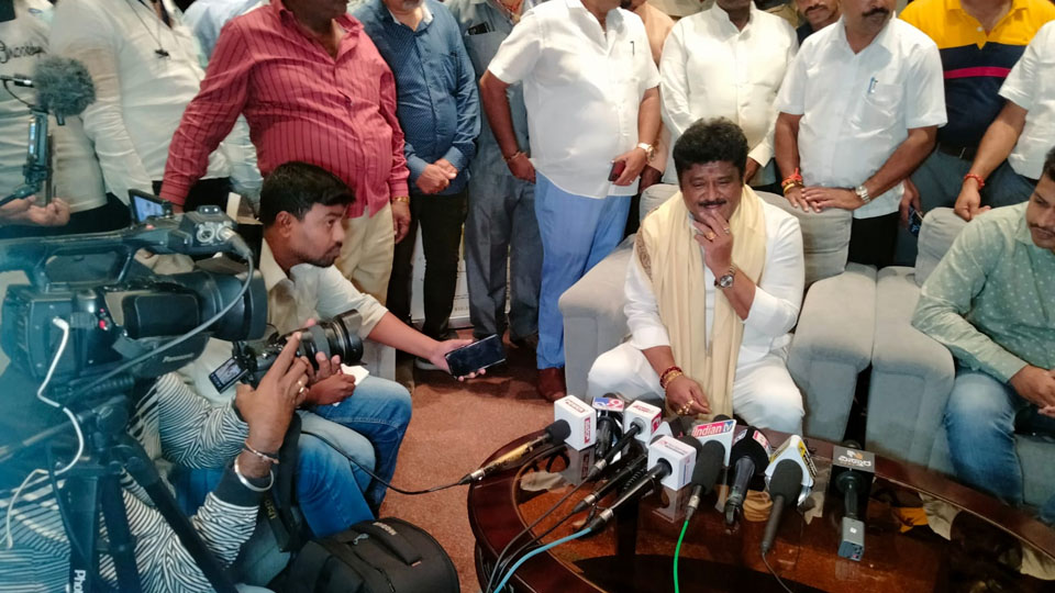 Actors have no airs; will come to Dasara if invited: Jaggesh