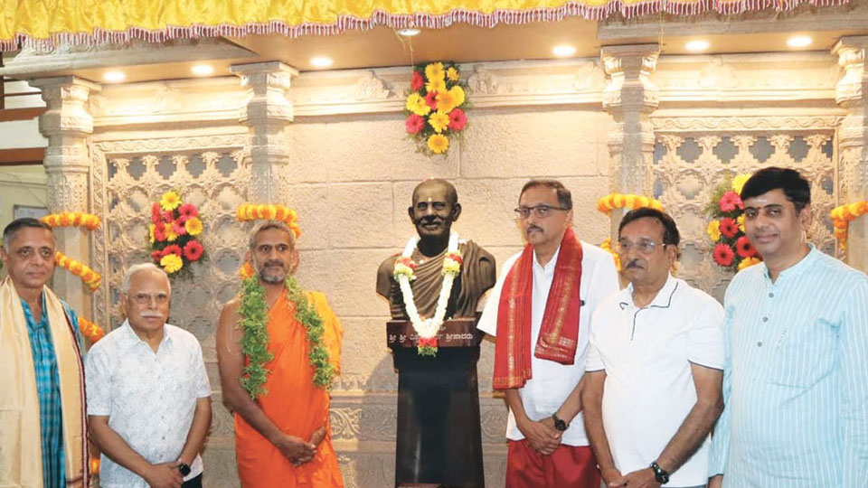 Bust of late Pejawar Seer unveiled at Vijaya Vittala