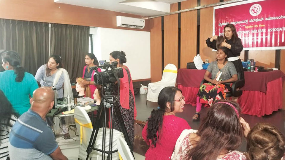 Master Class by international make-up artists begins in city