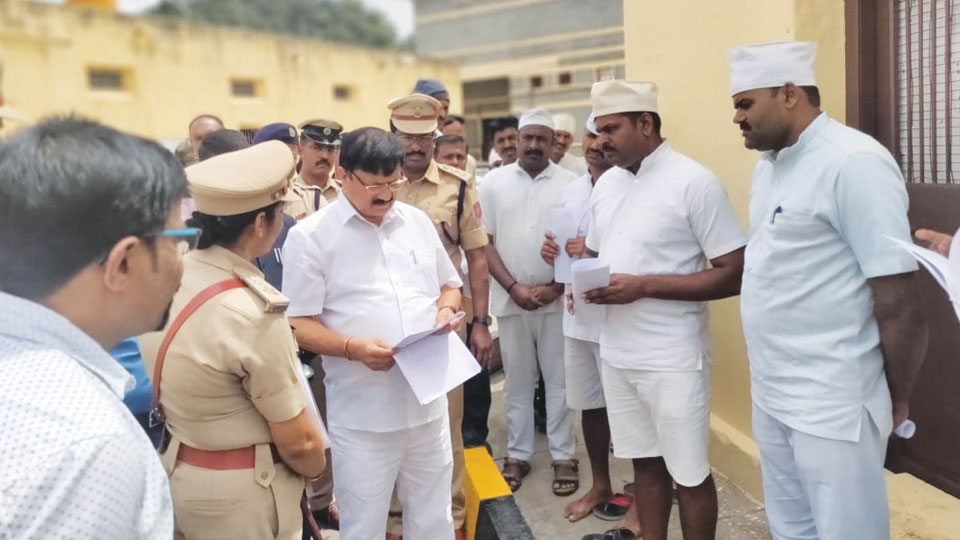 Home Minister visits City Prison