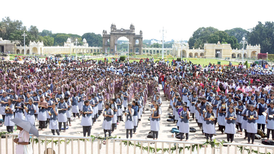 Prelude to 67th Kannada Rajyotsava celebrations: Thousands sing at Koti Kanta Gayana