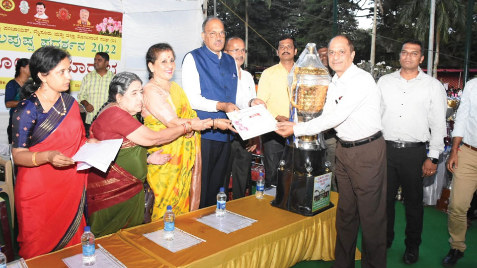 Dasara Flower Show: Prizes distributed