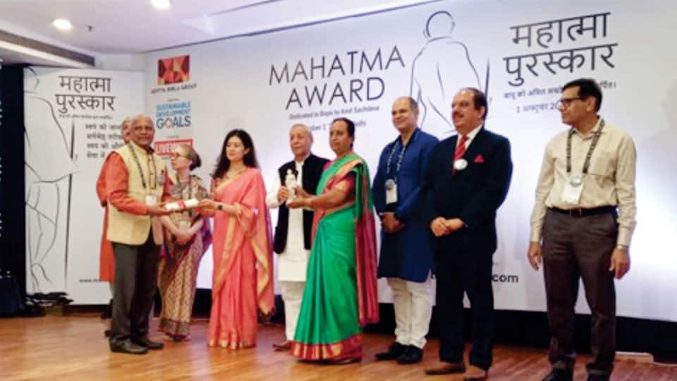 Daksha College Founder-Chairman receives Mahatma Award-2022