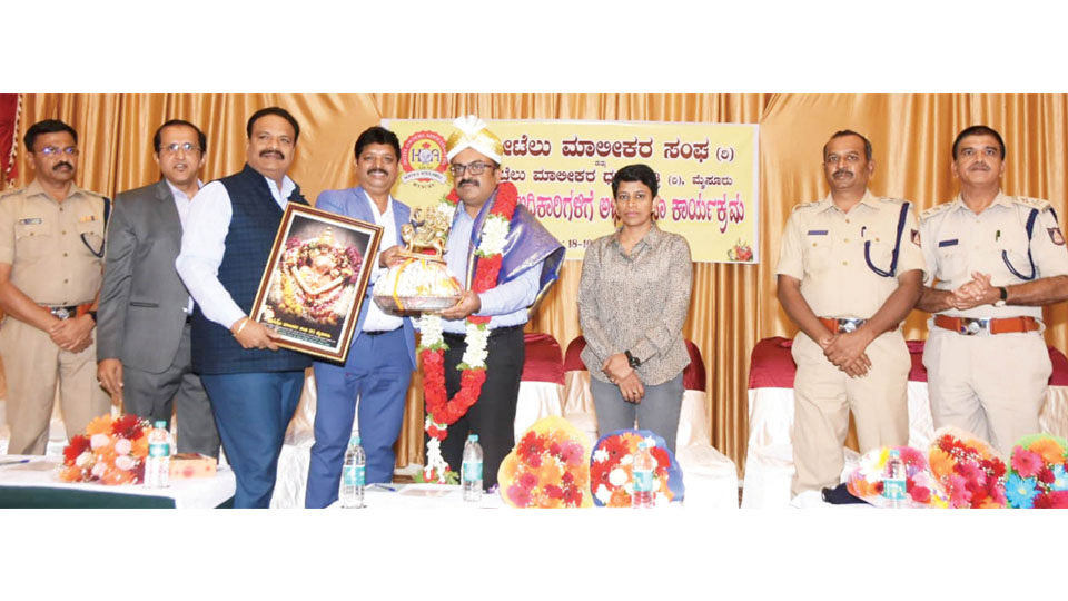 Hoteliers fete Police for incident-free Dasara