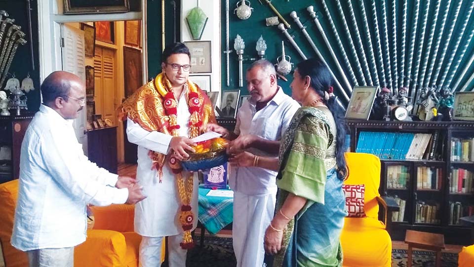 Law Minister Madhuswamy invites Yaduveer for daughter’s wedding