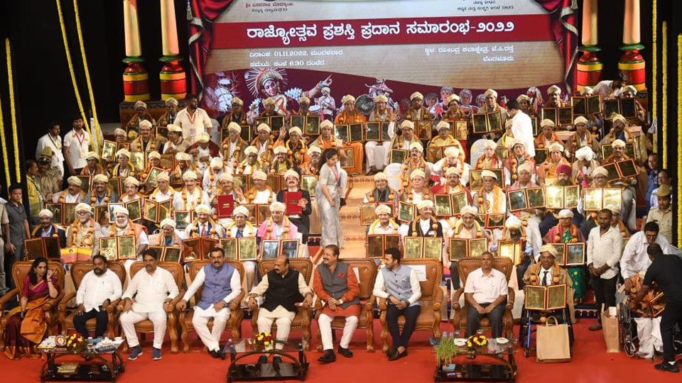 Chief Minister confers Rajyotsava Award on 67 achievers