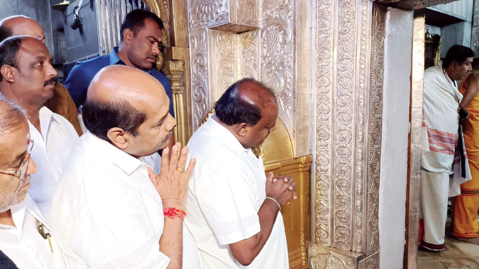 Pancharatna Yatra launch at Mulbagal: Former CM HDK offers puja at Chamundi Hill Temple