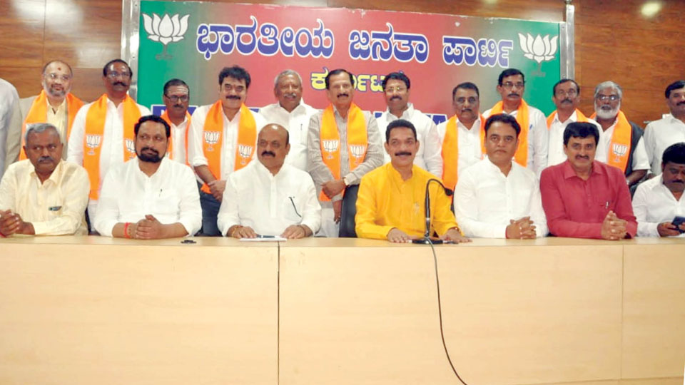 Leaders from Congress and JD(S) join BJP