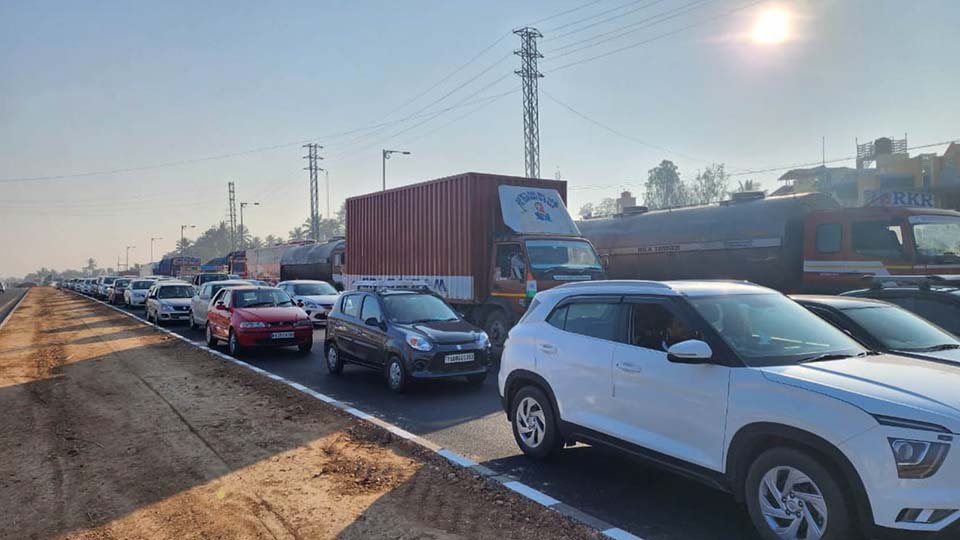 Tourist rush towards Mysuru, two accidents on Mysuru-Bengaluru Highway