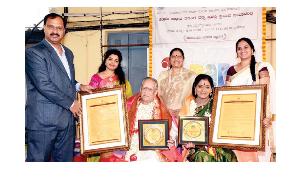 Prof. R. Visweswaran and Dr. Vasundhara Doraswamy receive ‘Taranga Ratna’ Lifetime Award