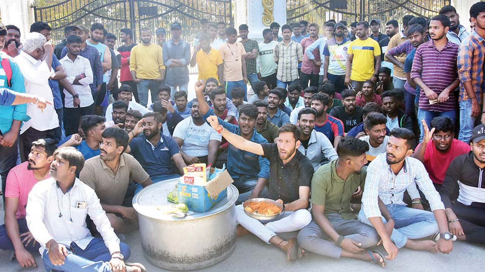 Dead rat in plate, irate Gangothri Hostel inmates