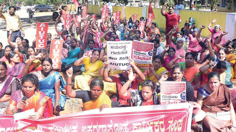 Midday meal workers demand fair share from Government