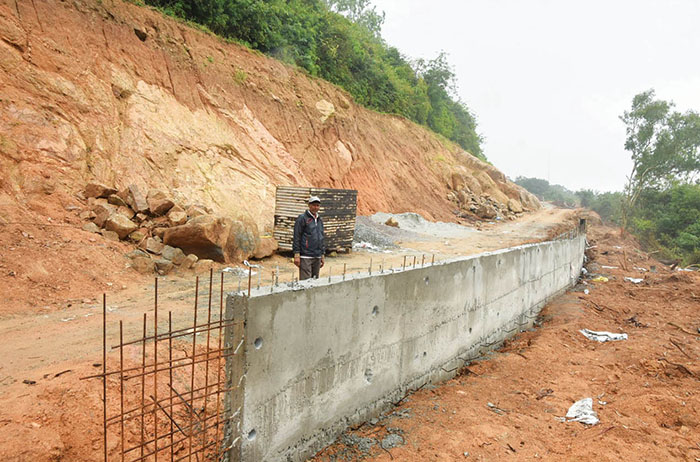 Konstruksi dinding penahan Bukit Chamundi: Hujan memperlambat pekerjaan