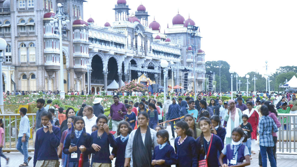 Over 94,000 tourists visit Mysore Palace in four days