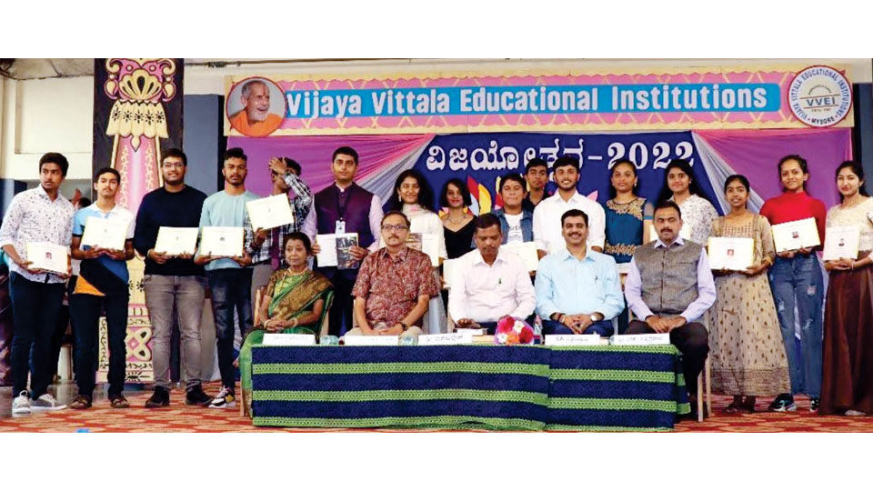 DDPUE felicitates toppers