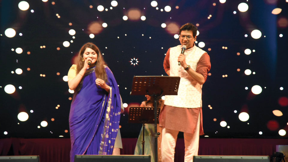 Audience rejoice Vijay Prakash & troupe’s Musical Nite at Palace