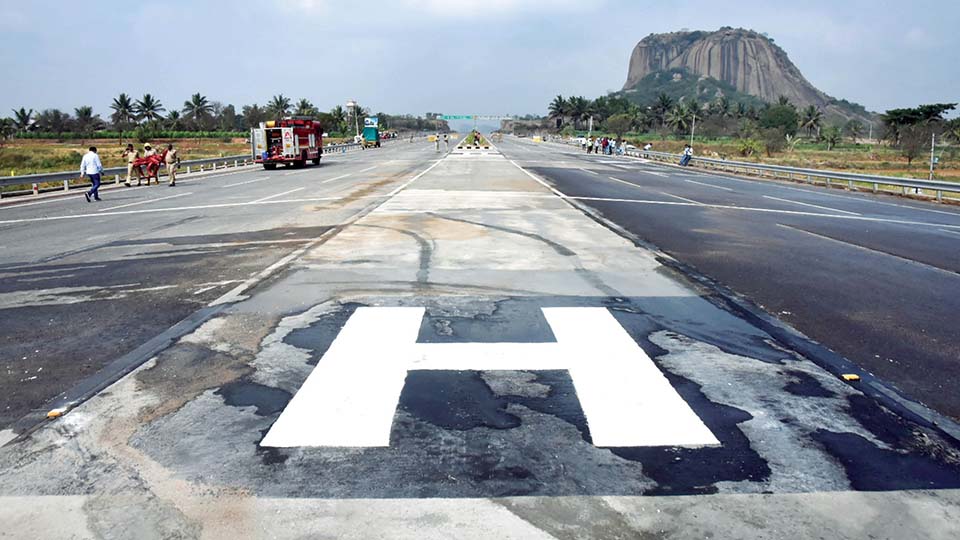 In a first for State, Gadkari’s chopper lands on Bengaluru-Mysuru NH 275