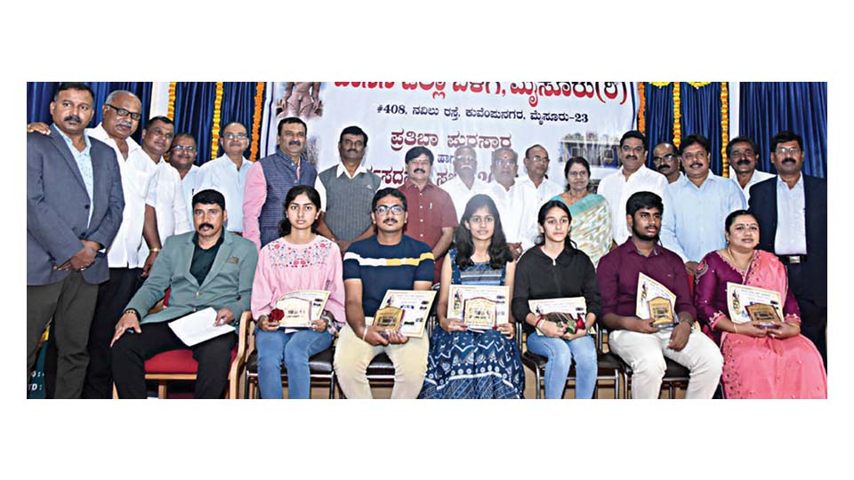 Hassan Zilla Balaga presents Pratibha Puraskar for toppers in city