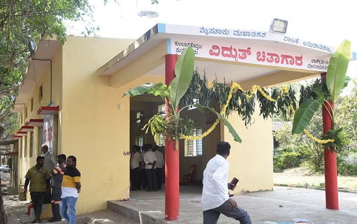 Mayor Shivakumar inaugurates electric crematorium at Kumbarakoppal