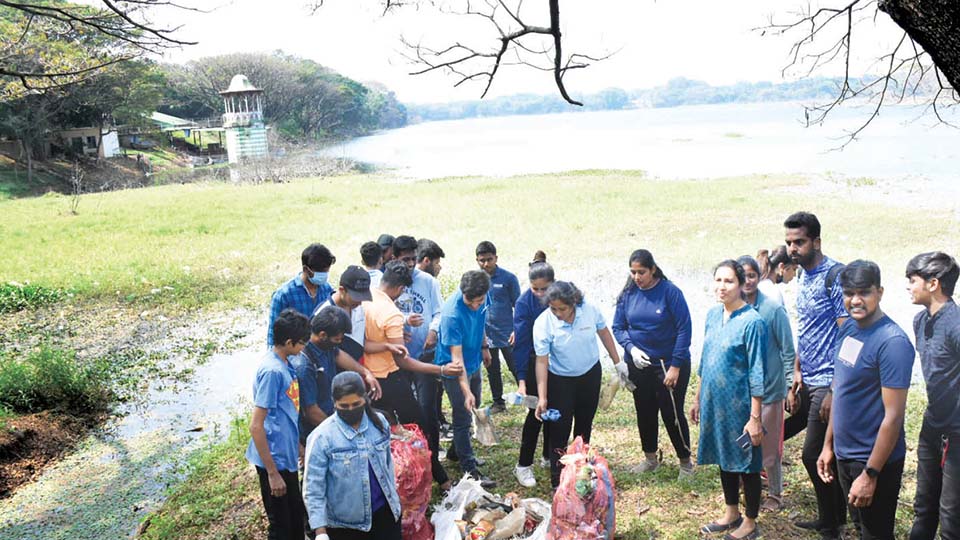 NSS students remove hyacinth weeds at Kukkarahalli Lake