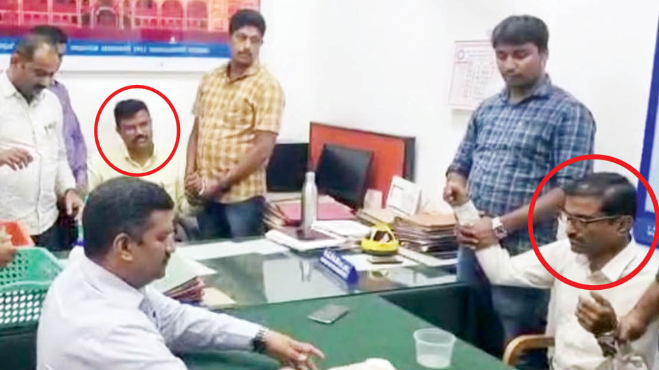 Two CESC Engineers trapped while accepting bribe