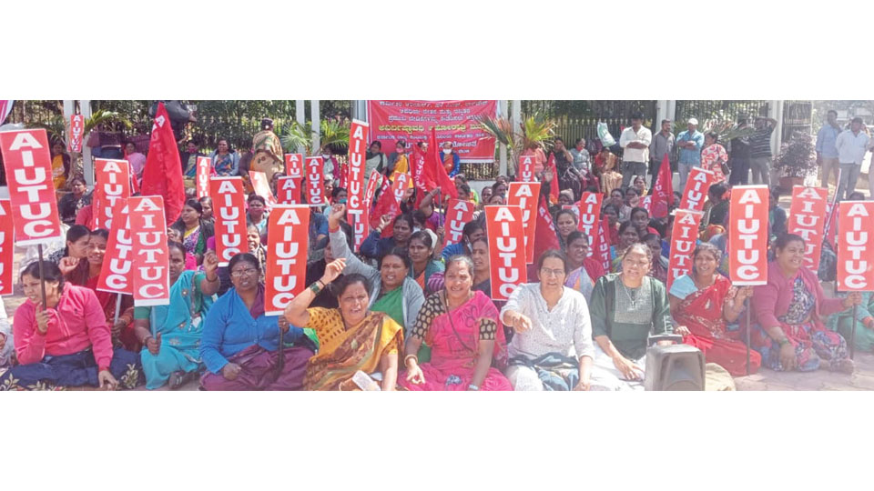 Cleaning, hostel cooking staff and safai workers of Mysore University launch indefinite strike