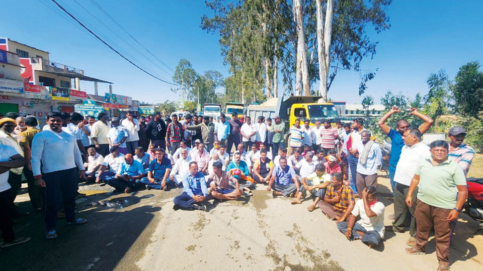 Villagers stage dharna at Pump House Circle, demand completion of road repair works