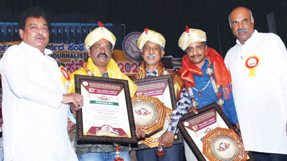 Awards presented at State-level Journalists Conference    