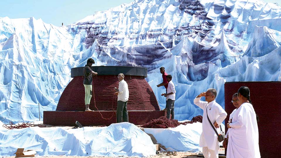 Snow-clad Rudrakshi Shivalinga and Kailasa Parvata Darshana