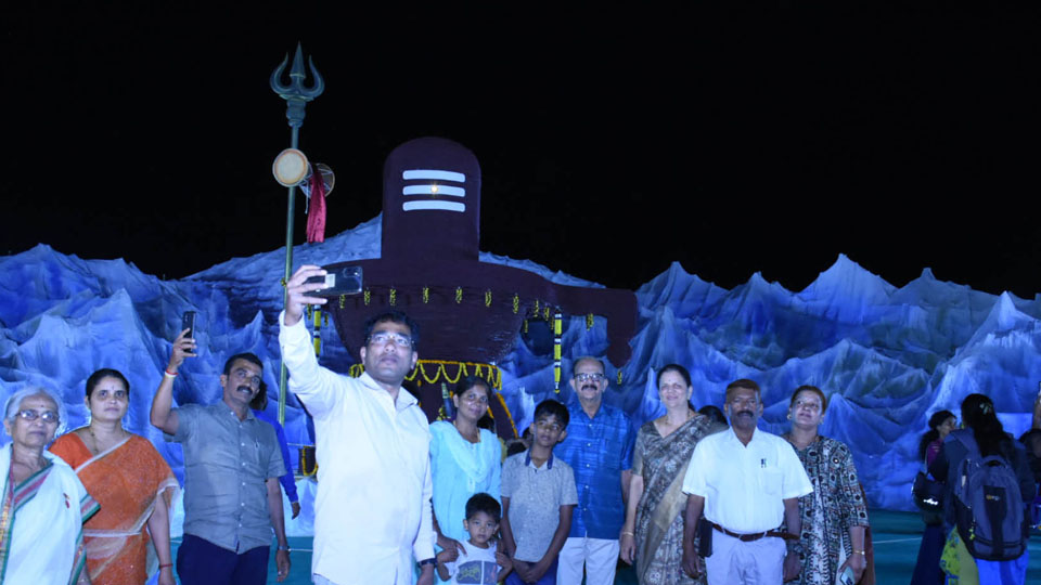 21 ft. tall snow-clad Rudrakshi Shivalinga attracts people 