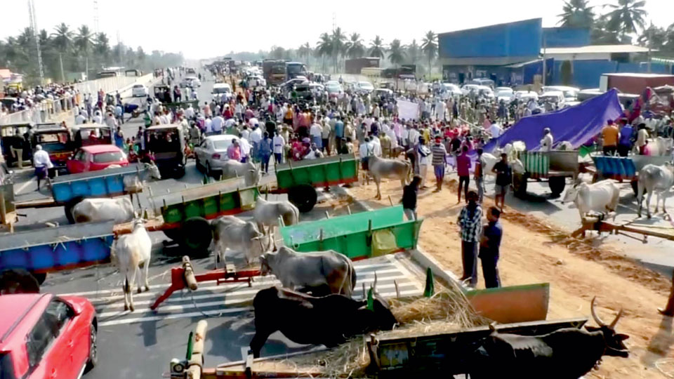 Farmers block Expressway demanding underpass