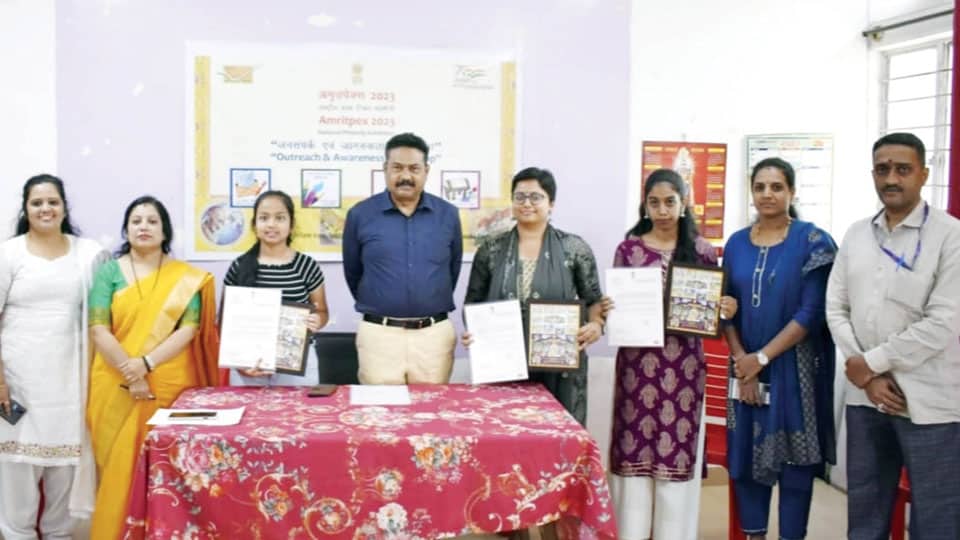 Prize-winners of Department of Posts’ Dhai Akhar Letter Writing Contest