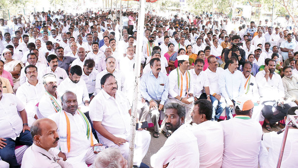Congress leads massive stir against Minister’s remarks on Siddharamaiah