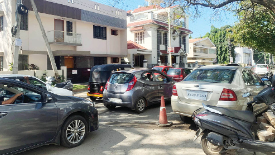 Haphazard parking of tourist vehicles irks Ittigegud residents near Zoo