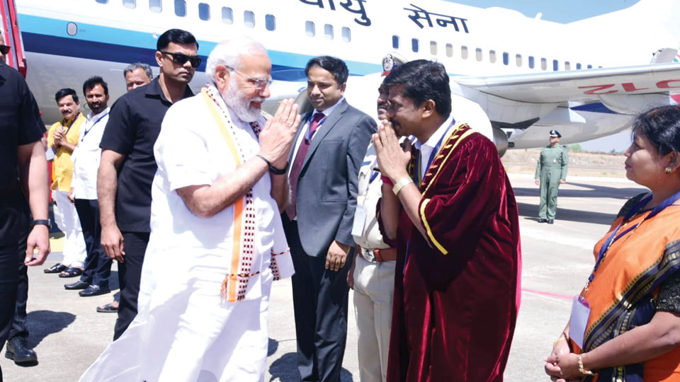 Modi greeted in Mysuru