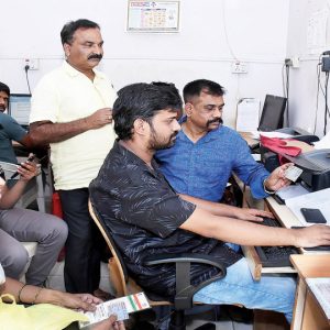 Deadline for Aadhaar-PAN linking on Mar. 31: Last-minute rush at cyber centres in city