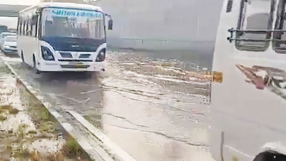 Water-logging on Expressway leaves commuters enraged