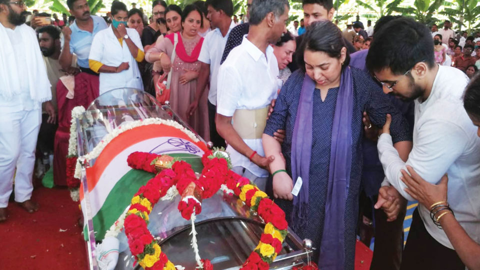 R. Dhruvanarayan laid to rest with State honours