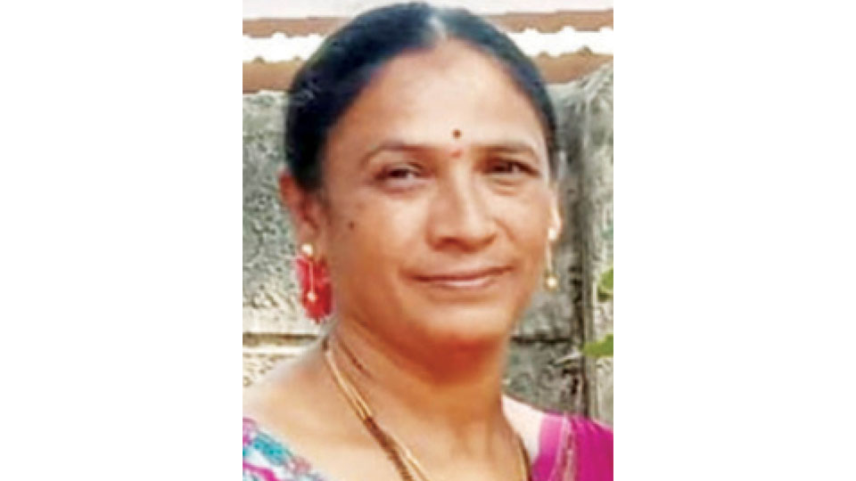 Teacher’s gold chain snatched in city