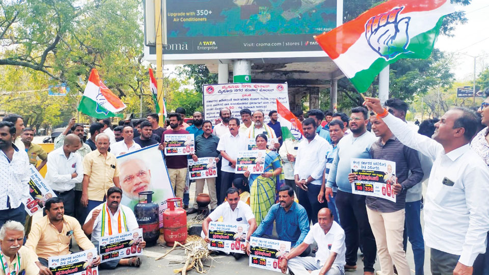 Hike in gas prices: Congress protests